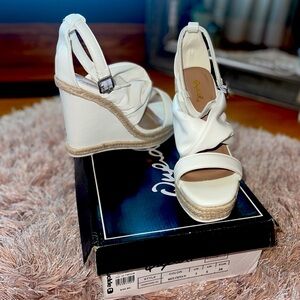 Qupid platform wedge sandal